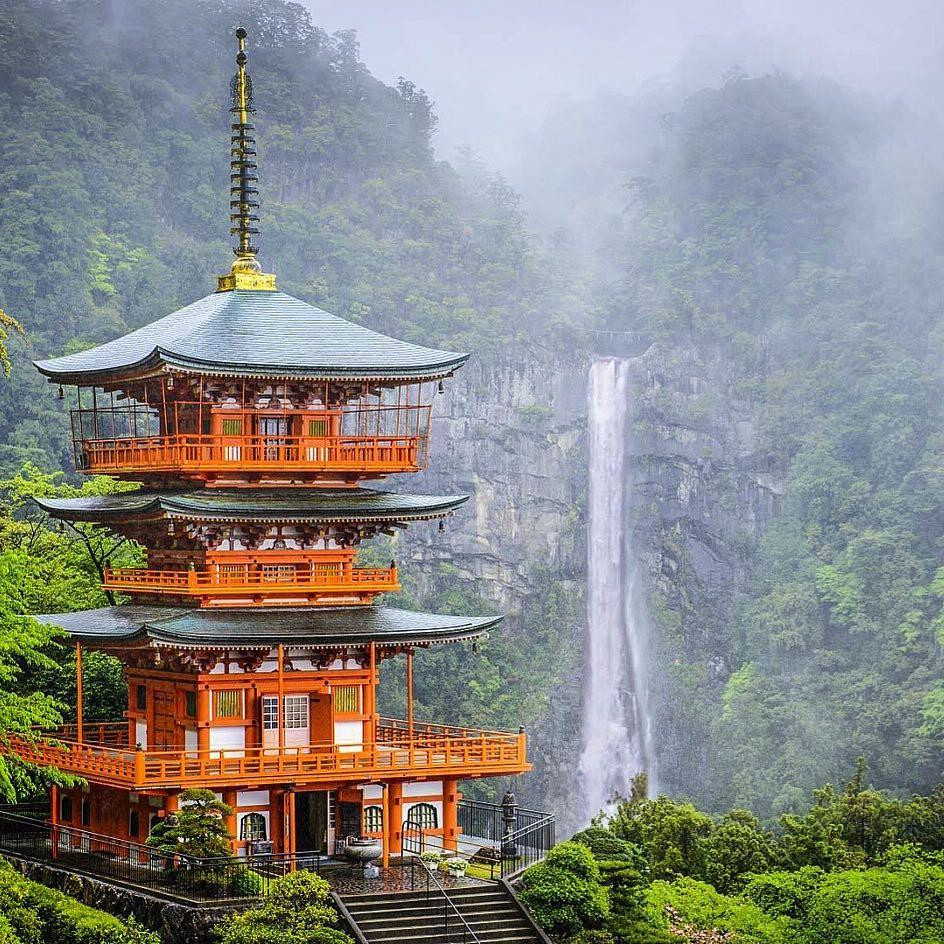 Chùa Seiganto-ji là ngôi chùa thuộc tỉnh Wakayama, được sáng lập bởi nhà sư người Ấn. Ngôi chùa nằm trong khu rừng nguyên sinh của Kumano, khu vực ngập tràn những truyền thuyết huyền bí, nhìn ra thác nước lớn nhất của Nhật Bản, Nachi-no Taki. Ảnh: Japan Travel.