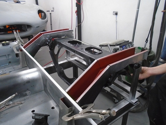 Các tấm được đập thành hình rồi lắp vào xe. Chiếc xe được trang bị động cơ số cổ điển Series I 3.2