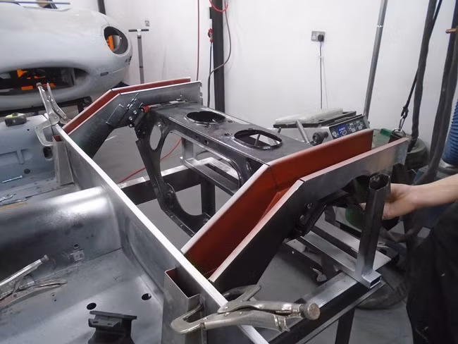 Các tấm được đập thành hình rồi lắp vào xe. Chiếc xe được trang bị động cơ số cổ điển Series I 3.2