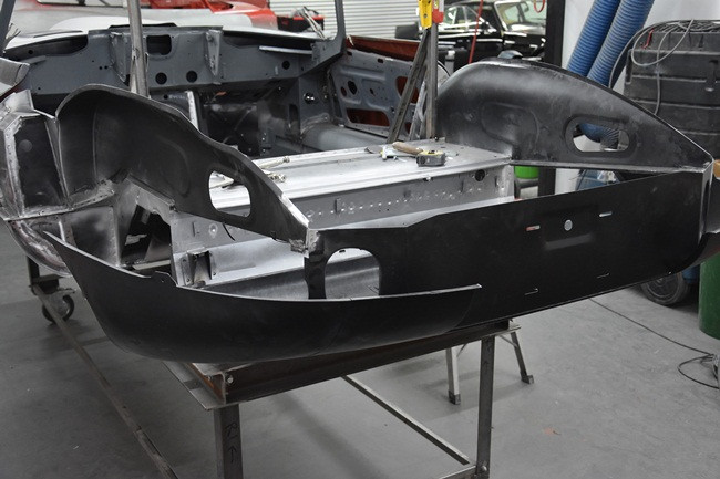 Được biết, chủ nhân cũ định sửa chữa nhưng vì bệnh tật nên không làm được và để nó "dãi nắng dầm mưa".