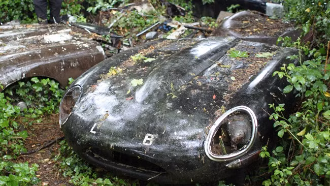 Chiếc xe này gần như bị hỏng hoàn toàn do bị bỏ rơi trong một khu rừng ở Gloucestershire, Anh suốt 30 năm. Lúc được tìm thấy, kính chắn gió bị hỏng, nóc xe không còn nguyên vẹn, nhiều bộ phận bị gỉ sét.