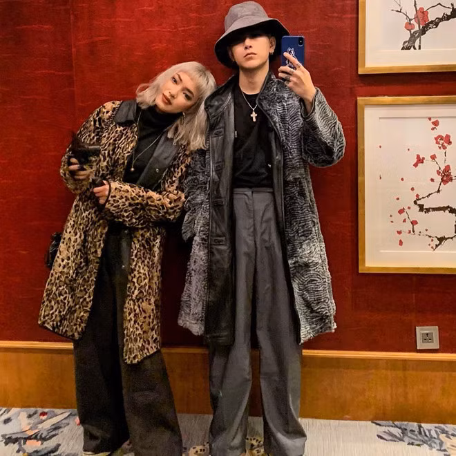 Sau khi công khai yêu nhau, họ được xem là một trong những đôi fashionista có nhiều ảnh hưởng đến phong cách của giới trẻ. Với Châu Bùi, cô nói phối đồ và mặc đẹp là đam mê. Riêng Decao, anh được người yêu nói sinh ra vốn đã mặc đẹp. Ngoài ra, khi xuất hiện tại các sự kiện thời trang, cả Châu Bùi và bạn trai đều được dân mạng chú ý, khen ngợi gu thời trang độc lạ, cá tính.