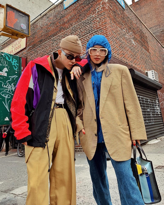 Ngày 14/7, fashionista Hà thành đăng lên trang cá nhân bộ ảnh kỷ niệm 4 năm yêu Decao. Cô viết: "Hôm nay là ngày tròn 4 năm bên nhau mà em đang đi làm còn chưa về. Cảm ơn anh vì luôn hiểu, thương em". Sau status mùi mẫn, dân mạng giục cả hai cưới nhanh đi. Đáp trả điều này, fashionista sinh năm 1990 khẳng định sẽ cưới bạn gái nếu đủ trưởng thành. "Trưởng thành ở đây bao gồm nhiều thứ từ suy nghĩ, độc lập về tài chính, có thể lo cho gia đình, con cái cuộc sống ấm no. Đủ những điều này thì sẽ cưới", 9X cho biết.