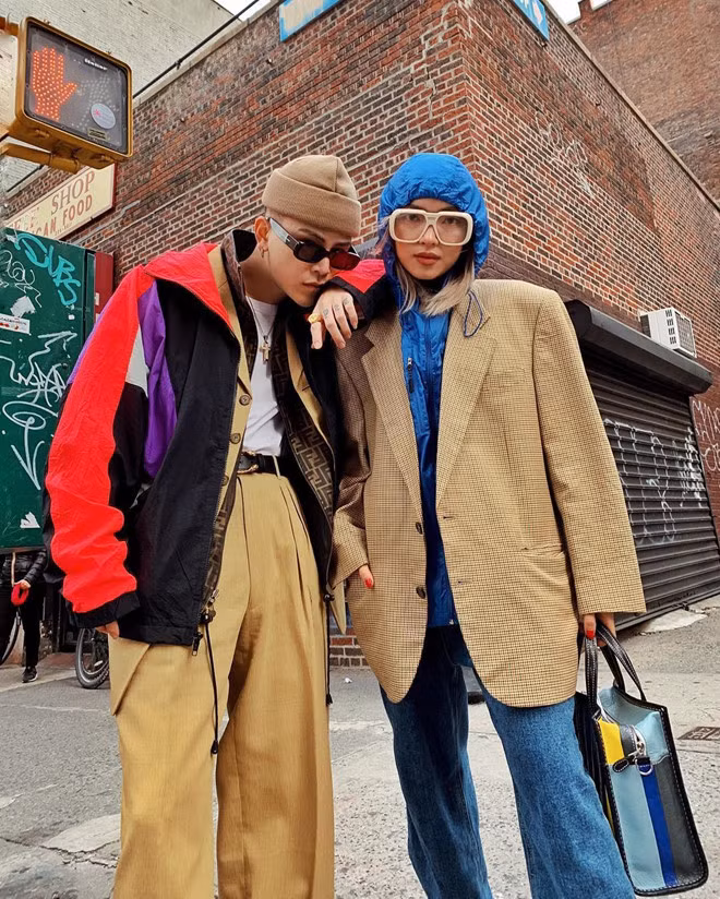 Ngày 14/7, fashionista Hà thành đăng lên trang cá nhân bộ ảnh kỷ niệm 4 năm yêu Decao. Cô viết: "Hôm nay là ngày tròn 4 năm bên nhau mà em đang đi làm còn chưa về. Cảm ơn anh vì luôn hiểu, thương em". Sau status mùi mẫn, dân mạng giục cả hai cưới nhanh đi. Đáp trả điều này, fashionista sinh năm 1990 khẳng định sẽ cưới bạn gái nếu đủ trưởng thành. "Trưởng thành ở đây bao gồm nhiều thứ từ suy nghĩ, độc lập về tài chính, có thể lo cho gia đình, con cái cuộc sống ấm no. Đủ những điều này thì sẽ cưới", 9X cho biết.