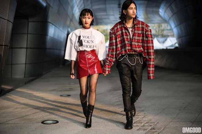 Châu Bùi (Bùi Thái Bảo Châu, sinh năm 1997) là hot girl nổi tiếng Hà thành với vẻ đẹp cá tính, sexy. 9X từng lọt top 30 Under 30 châu Á do tạp chí Forbes bình chọn. Hiện tại, cô là gương mặt đại diện cho nhiều nhãn hàng và thường xuyên có mặt ở các sự kiện thời trang. Về phía Decao (Cao Minh Thắng, sinh năm 1990), anh là chủ thương hiệu thời trang đường phố nổi tiếng ở Hà Nội, được biết đến như fashionista với gu thời trang cá tính.