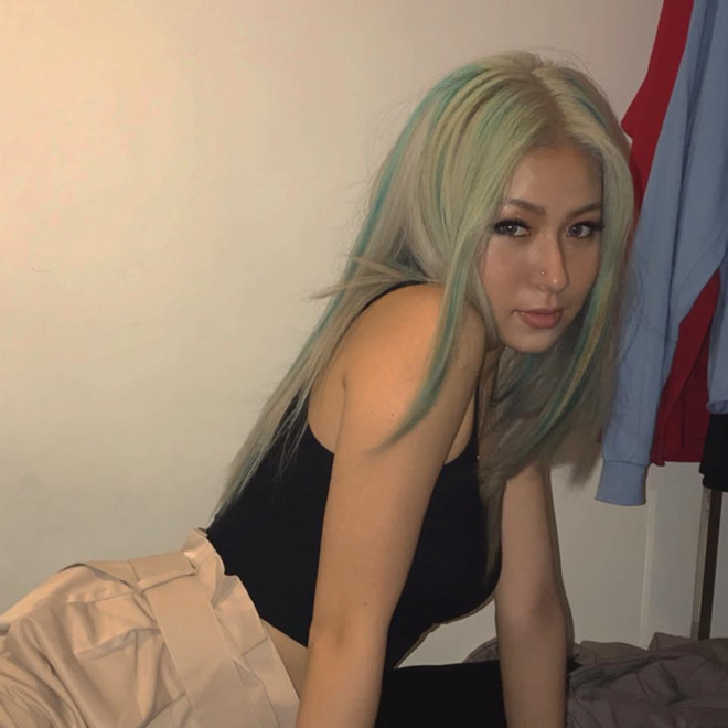 Ngoài việc sở hữu thương hiệu thời trang riêng, Chic Babe còn được dân mạng chú ý bởi gu thời trang gợi cảm, cá tính. Trên trang cá nhân hơn 130.000 theo dõi, cô thường đăng ảnh khoe body nóng bỏng với ba vòng cân đối.