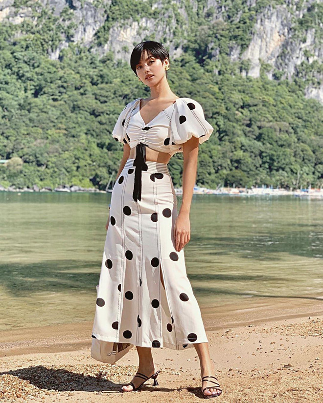 Theo nhiều dân mạng, cái tên Cô em Trendy quả đúng với hot girl Hà thành. Cựu thí sinh The Face 2017 thường xuất hiện với những trang phục cá tính, cách mix trang phục cũng được nhiều tín đồ thời trang khen lạ, cuốn hút. Ngoài ra, trên kênh cá nhân hơn 150.000 lượt theo dõi, Khánh Linh thường khoe đồ hiệu như đập hộp túi đựng son 30 triệu đồng, đi spa "xịn sò" nhất Hà Nội... thể hiện cuộc sống sang chảnh, "trendy" của mình.