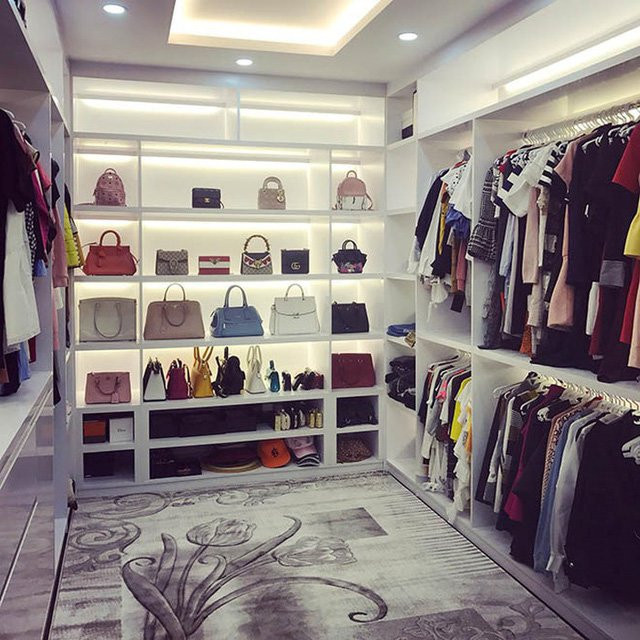 Các fan và đồng nghiệp không khỏi choáng ngợp trước bộ sưu tập nhiều túi xách, giày dép... hàng hiệu của nữ diễn viên trong phòng thay đồ. Nhìn thoáng qua, không ít người nhầm lẫn đây là một shop thời trang. Cao Thái Hà cho biết hầu hết các món hàng hiệu đều do bạn trai cũ tặng trong quá trình cả hai hẹn hò.