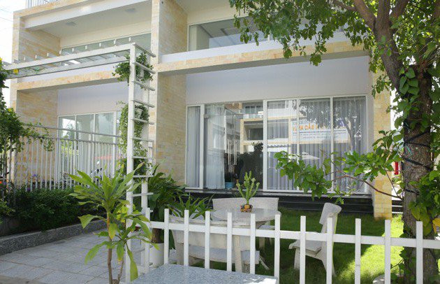 Bên ngoài ngôi nhà trồng nhiều cây xanh. Ảnh: Ngôi Sao