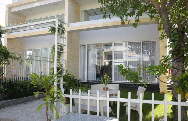 Bên ngoài ngôi nhà trồng nhiều cây xanh. Ảnh: Ngôi Sao