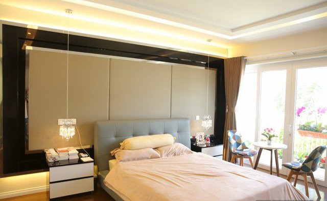 Được biết, cô từng cùng bố chọn màu sơn và cửa kính để thiết kế ngôi nhà. Ảnh: Ngôi Sao