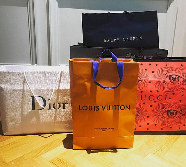 Loạt thương hiệu thời trang danh tiếng cũng nằm trong bộ sưu tập của diễn viên sinh năm 1990.