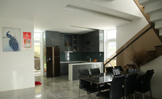 Bên trong, nữ diễn viên lựa chọn tông màu trầm, nội thất sang trọng, hiện đại. Ảnh: Ngôi Sao