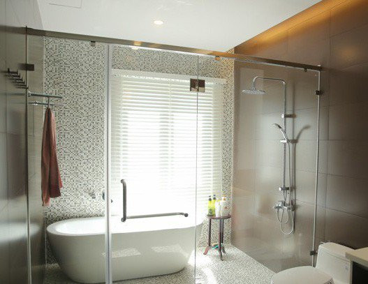 Phòng tắm rộng rãi, sang trọng là một điểm nhấn nổi bật trong căn biệt thự.