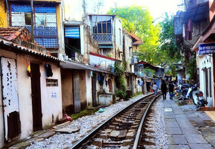 3. Kiêng xây nhà ở cuối đường hay quá gần đường lớn: Người xưa quan niệm không nên xây nhà ở cuối đường, trong tận cùng những con hẻm nhỏ vì vị trí này phong thủy cực xấu, bị các ngôi nhà xung quanh che chắn khiến dương khí không thể vào được mà âm u, toàn ám khí khiến cho tài lộc cũng khó lòng len lỏi. Ngoài ra, ở đó cũng rất dễ xảy ra tình trạng trộm cắp hoặc khi có các sự cố như hỏa hoạn, ngập lụt cũng khó tìm lối thoát, giao thông không thuận tiện. 