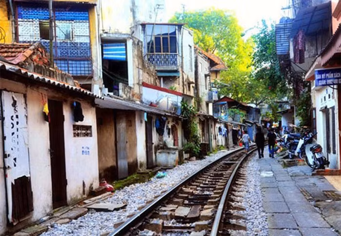 3. Kiêng xây nhà ở cuối đường hay quá gần đường lớn: Người xưa quan niệm không nên xây nhà ở cuối đường, trong tận cùng những con hẻm nhỏ vì vị trí này phong thủy cực xấu, bị các ngôi nhà xung quanh che chắn khiến dương khí không thể vào được mà âm u, toàn ám khí khiến cho tài lộc cũng khó lòng len lỏi. Ngoài ra, ở đó cũng rất dễ xảy ra tình trạng trộm cắp hoặc khi có các sự cố như hỏa hoạn, ngập lụt cũng khó tìm lối thoát, giao thông không thuận tiện. 