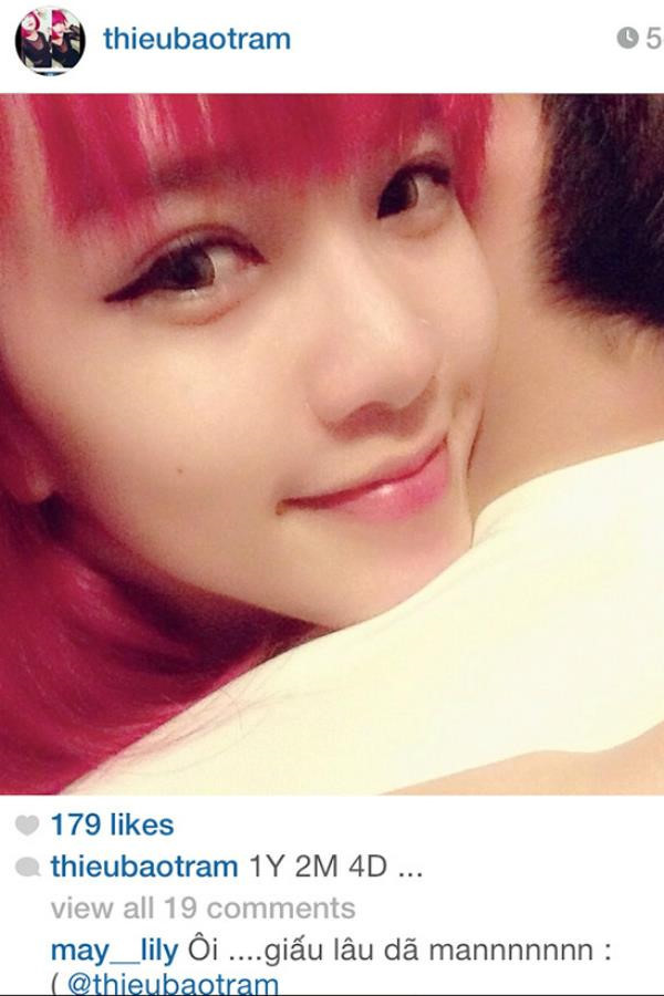 Thiều Bảo Trâm từng khoe ảnh thân mật với chàng trai giấu mặt. Người hâm mộ bàn tán chàng trai đó chính là Sơn Tùng. Nữ ca sĩ cho biết nếu hẹn hò sẽ không công khai mối quan hệ bởi đây là chuyện riêng tư. “Bản thân tôi luôn muốn giữ những vấn đề này cho mình thay vì chia sẻ cho tất cả cùng biết. Tôi không bao giờ có suy nghĩ yêu vội người nào đó để lấp chỗ trống khi cảm thấy quá cô đơn”, Thiều Bảo Trâm giải thích.