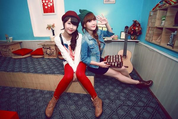 Trên trang cá nhân, Quỳnh Anh Shyn gây chú ý khi chia sẻ loạt ảnh thời "ngô nghê" bên cô bạn thân Sun HT. Những bức ảnh được chụp 6 năm trước của đôi bạn hot girl khiến dân mạng thích thú "thả tim" và chia sẻ. Ảnh: Cobi.