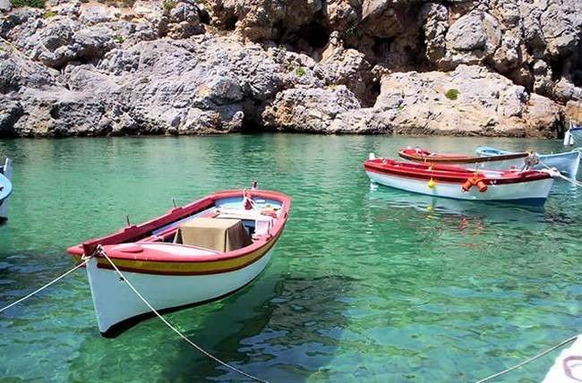 Ở đây có một số bãi biển đẹp, nước biển xanh phù hợp để tắm, có khu bảo tồn chim và một số địa điểm khảo cổ.