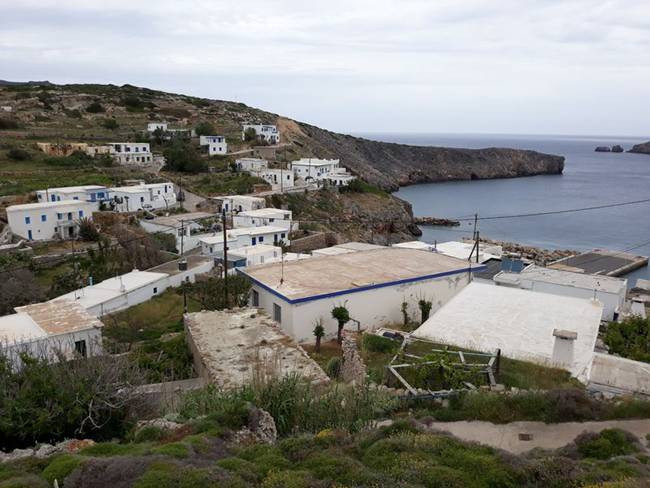 Tháng 9 năm ngoái, những cư dân mới đã đến sinh sống trên đảo trong đó có 3 trẻ em nên ngôi trường duy nhất đã được mở cửa trở lại. Để tới đảo có 2 cách là đi phà từ đảo Crete hoặc bay một chuyến 45 phút từ thủ đô Athens.