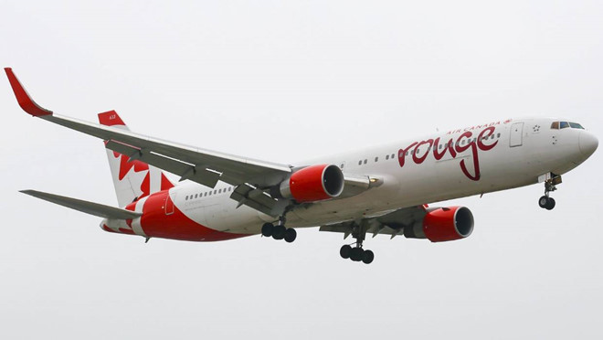 Phi cong deo mat na oxy, ha canh may bay vi mui sau rieng