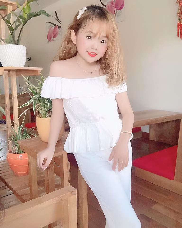 Co gai 20 tuoi vo cung xinh xan nhung lai trong nhu hoc sinh lop 1-Hinh-2