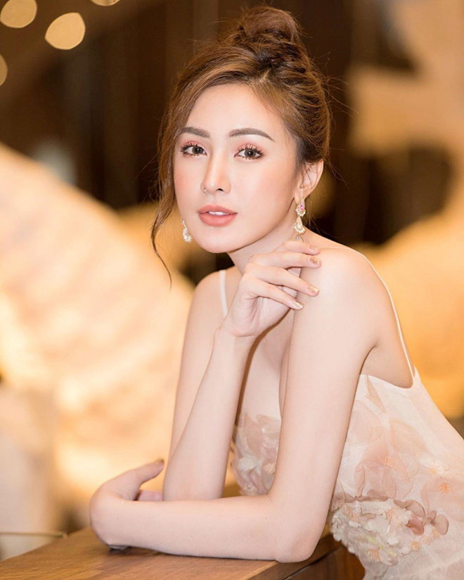 Hiện tại, Kelly đã tạm dừng dao kéo. Cô cho biết hài lòng với vẻ ngoài của mình và thường xuyên lên tiếng ủng hộ những người có nhu cầu làm đẹp bằng cách phẫu thuật, nhất là những người cần cải thiện nhan sắc.