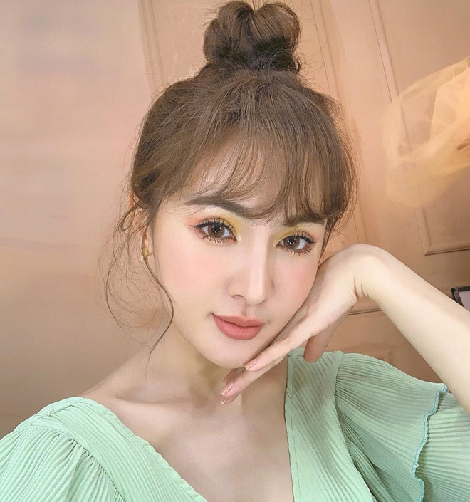 Kelly Nguyễn (tên thật: Nguyễn Thụy Tú Anh, sinh năm 1990) được dân mạng biết tới sau khi khi tham gia cuộc thi Miss teen 2008. Sau đó, 9X lập nghiệp tại Sài Gòn với công việc chính là mẫu lookbook.