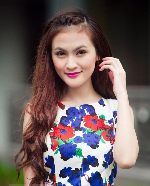 Dân mạng đặt cho Kelly biệt danh "hot girl thẩm mỹ". Cô từng thẳng thắn thừa nhận đã đụng chạm dao kéo vào năm 2013, sau đó tiếp tục phẫu thuật tới 6 lần phần cằm, mũi và mắt để có gương mặt như mong muốn. Trước đó, 9X nhiều lần xuất hiện trước công chúng với nhan sắc kỳ lạ, phần cằm gồ ghề, từng có nguy cơ hoại tử do nhiễm trùng.