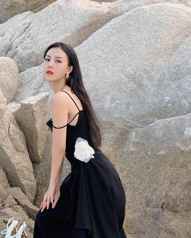 Ngày trước, Ngọc Châm sở hữu gương mặt v-line tự nhiên, sống mũi cao, làn da trắng. Ở thời điểm hiện tại, nhiều dân mạng chỉ ra điểm khác biệt trên gương mặt của cô như mí mắt đã rõ nét hơn, phần cánh mũi được thu nhỏ lại, góc mắt rộng hơn trước. Tuy vậy, 9X chưa từng lên tiếng về tin đồn dao kéo của mình.