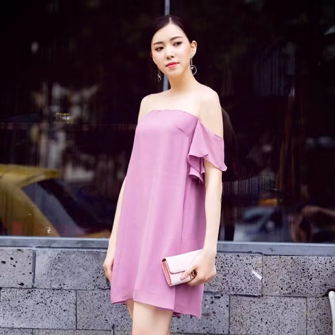 Hà Thanh Vân, sinh năm 1993, dân tộc Tày, nổi tiếng khi trở thành Á khôi Ngoại thương Hà Nội 2013. Với gương mặt đẹp, thân hình chuẩn với chiều cao 1,7 m, 9X nhận được nhiều lời khen.