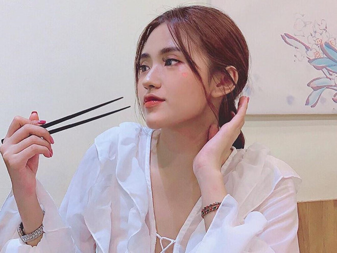 Đỗ Kiều Trinh (sinh năm 1997) "gây sốt" trên mạng xã hội từ năm 2017 khi chia sẻ những bí quyết làm đẹp lên trang cá nhân. Không chỉ có vẻ ngoài xinh xắn, hot girl Cao Bằng còn có bảng thành tích học tập đáng nể. Cô theo học khoa Ngôn ngữ Trung của ĐH Khoa học xã hội và Nhân văn TP.HCM.