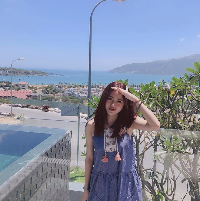 Kiều Trinh được nhận xét là có cá tính và năng động. Từ những năm cấp 3, hot girl sinh năm 1997 đã tập tành kinh doanh. Dù số tiền kiếm được không quá lớn nhưng cũng giúp cô nàng nữ sinh hồi đó tự trang trải được cho bản thân. Lên đại học, bên cạnh việc bán hàng online, Kiều Trinh còn làm thêm công việc dịch thuật và viết bài tổng hợp mảng phim ảnh cho một số trang báo. Cô nàng còn tham gia vào câu lạc bộ guitar trong trường.