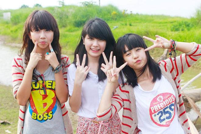 Ngày trước, cả Mẫn Tiên và Quỳnh Anh Shyn đều trung thành với mái ngố, tóc xoăn nhẹ và theo đuổi cách trang điểm nhẹ nhàng cùng những cách tạo dáng "baby cute", dễ thương, trong sáng.