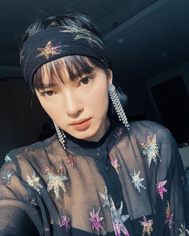 Châu Bùi là số ít hot girl chưa từng đụng chạm dao kéo. Tuy vậy, cô có sự thay đổi rõ ràng về phong cách thời trang. Hiện tại, 9X theo đuổi hình tượng cô nàng cá tính với kiểu biểu cảm lạnh lùng đặc trưng.