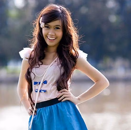 Ngọc Thảo (Lê Trương Ngọc Thảo, sinh năm 1990) là hot girl nổi tiếng Sài thành, quán quân Ngôi sao thời trang 2009. Sau đó, 9X được quan tâm nhiều hơn khi xuất hiện trong series Thích ăn phở cùng vlogger Phở Đặc Biệt. Ngày đó, Ngọc Thảo nhận được nhiều lời khen nhờ nhan sắc xinh đẹp, dễ thương.