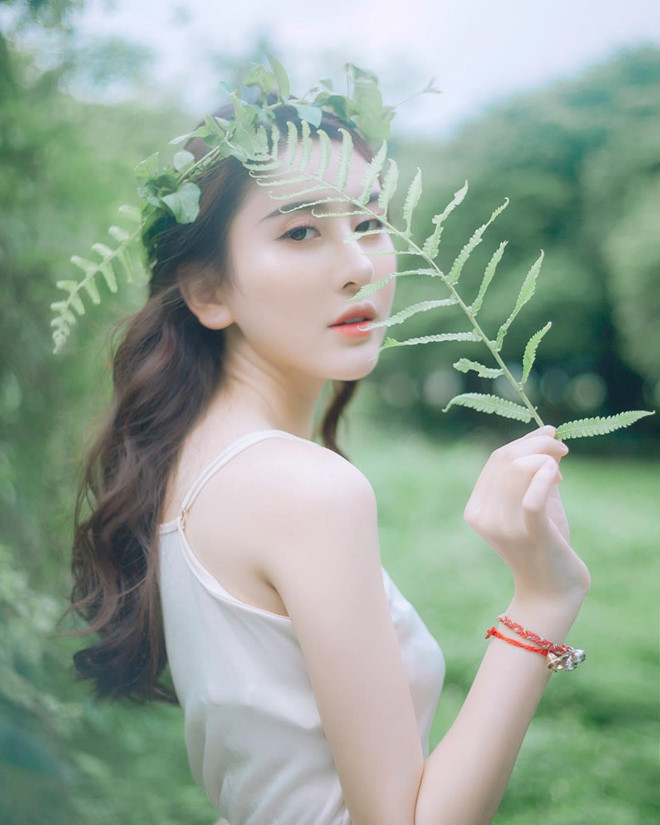 Sau 10 năm kể từ ngày nổi tiếng, Hà Lade có sự thay đổi đáng kể về nhan sắc. Cô từng công khai thừa nhận đã trải qua cuộc đại phẫu gần như toàn bộ gương mặt như: thu gọn hàm, cắt mí, nâng mũi, mở góc mắt. Cuối 2015, Hà Lade công khai mối tình với thiếu gia Hà Quang Dũng (quê Vĩnh Phúc). Sau đó một năm, đôi trẻ chính thức "đường ai nấy đi". Bằng những dòng trạng thái úp mở trên trang cá nhân Hà Lade, dân mạng đồn đoán rằng họ tan vỡ do "người thứ ba". Đầu 2019, 9X chia sẻ loạt ảnh tình cảm với bạn trai mới và khẳng định đây là người cô tìm kiếm bấy lâu. Tuy nhiên, danh tính chàng trai này vẫn chưa được tiết lộ.