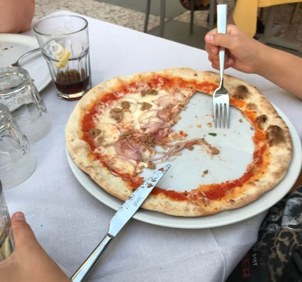 Đối với những người không thích ăn diềm bánh thì “khoét” từ trong ra ngoài như thế này cũng là một ý tưởng không tồi.