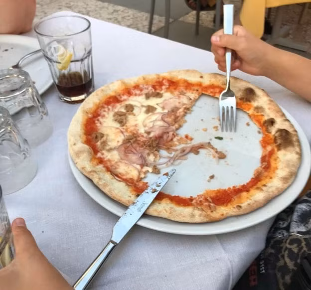 Đối với những người không thích ăn diềm bánh thì “khoét” từ trong ra ngoài như thế này cũng là một ý tưởng không tồi.