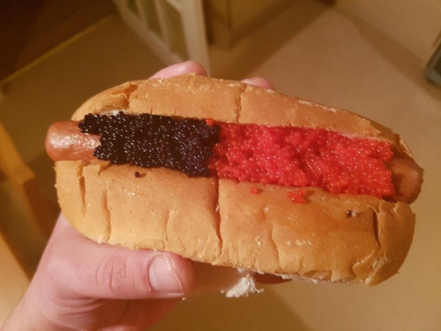 Anh bạn này thay thế các loại sốt ăn kèm bánh hotdog bằng… trứng cá muối.