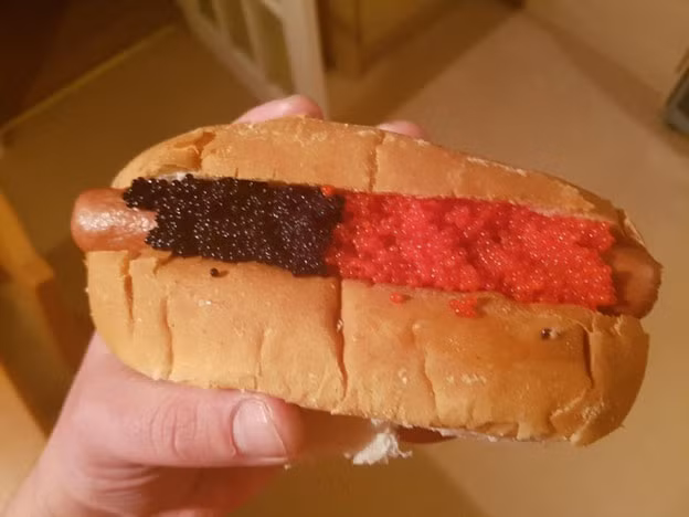 Anh bạn này thay thế các loại sốt ăn kèm bánh hotdog bằng… trứng cá muối.