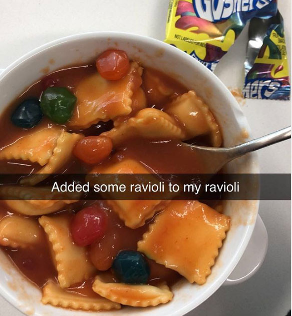 Thưởng thức mì Ý Ravioli với… kẹo trái cây thì quả là “khó đỡ”.