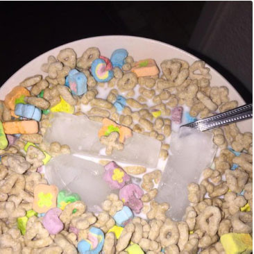 Có người còn bỏ đá vào ngũ cốc để thưởng thức theo cách thật mát lạnh.