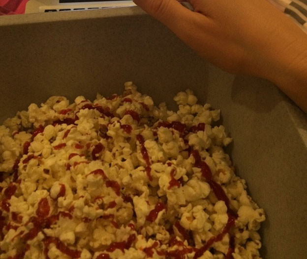 Đôi khi ăn bỏng ngô kèm tương cà cũng có thể là một đề xuất hợp lý.