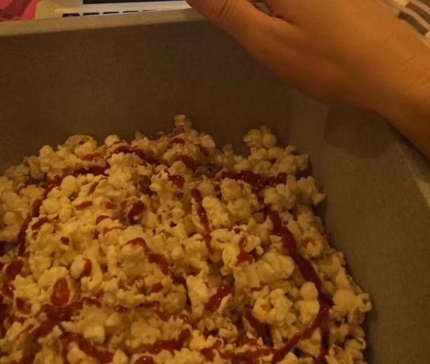 Đôi khi ăn bỏng ngô kèm tương cà cũng có thể là một đề xuất hợp lý.