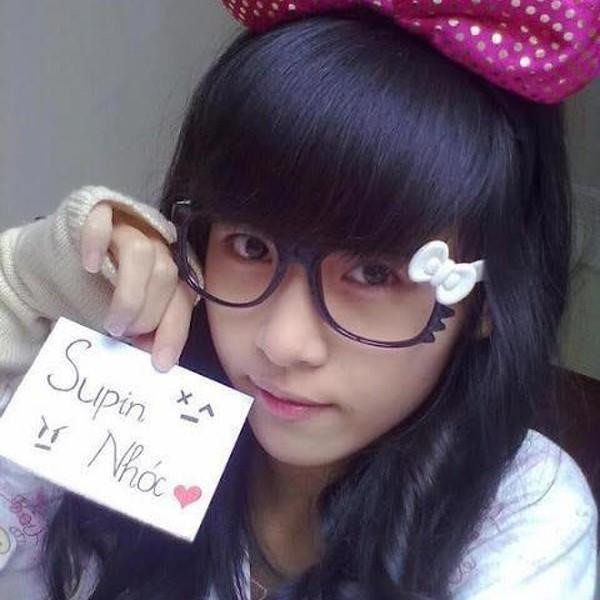 FS (viết tắt của từ Fan Sign) là trào lưu "nở rộ" trong khoảng những năm 2008, 2009. Trên Facebook thời điểm đó, nhiều hot boy, hot girl có lượng người theo dõi lớn thường dùng trào lưu này viết tên fan lên tấm bảng, tờ giấy rồi chụp ảnh selfie như một món quà cho người yêu mến mình. Sau đó, FS được đông đảo dân mạng hưởng ứng, làm theo. "10 người like đầu sẽ được mình FS", "Like ảnh nhé, comment hứa sẽ trả FS"... là những dòng trạng thái phổ biến để những 8X, 9X "câu tương tác".