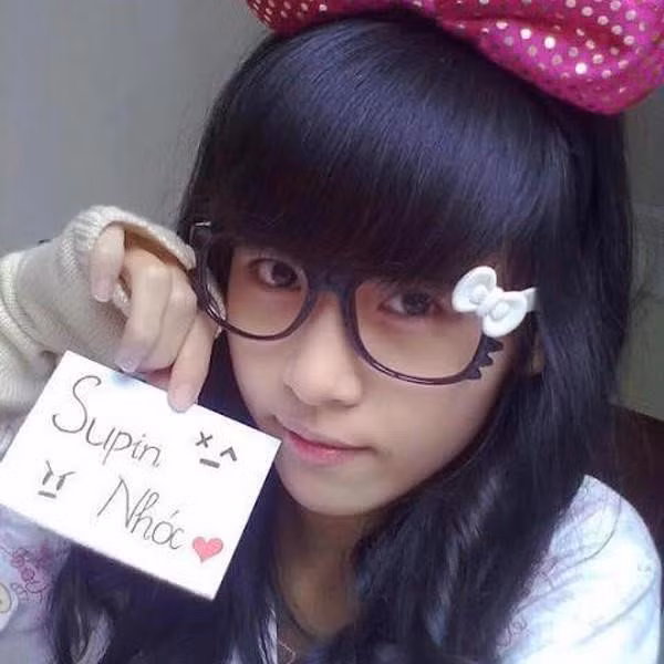 FS (viết tắt của từ Fan Sign) là trào lưu "nở rộ" trong khoảng những năm 2008, 2009. Trên Facebook thời điểm đó, nhiều hot boy, hot girl có lượng người theo dõi lớn thường dùng trào lưu này viết tên fan lên tấm bảng, tờ giấy rồi chụp ảnh selfie như một món quà cho người yêu mến mình. Sau đó, FS được đông đảo dân mạng hưởng ứng, làm theo. "10 người like đầu sẽ được mình FS", "Like ảnh nhé, comment hứa sẽ trả FS"... là những dòng trạng thái phổ biến để những 8X, 9X "câu tương tác".