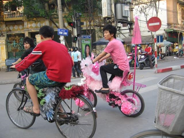 XGame từng là trào lưu đường phố được thanh niên tuổi teen yêu thích vào năm 2008. Những chiếc xe trang trí lạ mắt, kèm theo còi, âm li phát ra nhiều kiểu âm thanh lạ tai xuất hiện nhiều trên các con phố Hà Nội. Những phụ kiện kèm theo này được xem như khẳng định cá tính riêng cho chủ nhân của nó. Không ít thanh niên nhớ lại từng mua xe XGame nhưng không dám đi vì sợ bị bạn bè trêu là "màu mè".