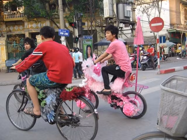 XGame từng là trào lưu đường phố được thanh niên tuổi teen yêu thích vào năm 2008. Những chiếc xe trang trí lạ mắt, kèm theo còi, âm li phát ra nhiều kiểu âm thanh lạ tai xuất hiện nhiều trên các con phố Hà Nội. Những phụ kiện kèm theo này được xem như khẳng định cá tính riêng cho chủ nhân của nó. Không ít thanh niên nhớ lại từng mua xe XGame nhưng không dám đi vì sợ bị bạn bè trêu là "màu mè".