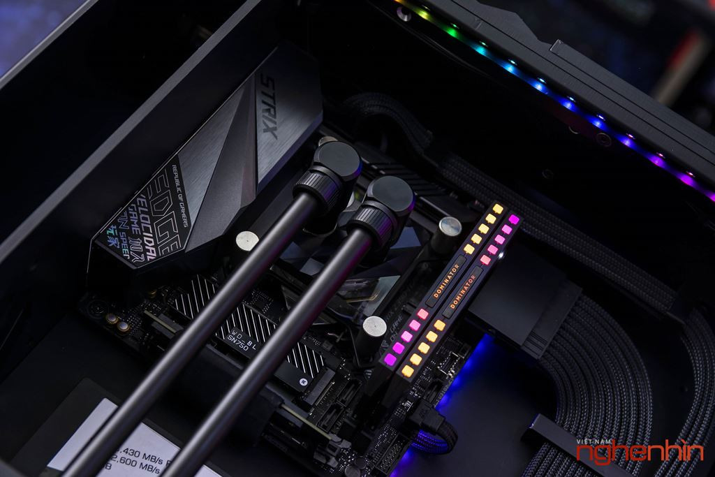 "Trong quá trình thiết kế, tôi phải tạo ra bản vẽ phù hợp để sắp xếp các linh kiện và tạo hình mặt trước giống với SSD SN750. Thiết kế các rãnh và nẹp để giấu dây cũng mất nhiều thời gian để thi công", Lukahai chia sẻ.